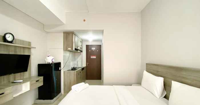 Bedroom Cozy and Best Deal Studio at Apartment Transpark Juanda Bekasi Timur By Travelio