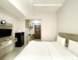 Kamar Tidur 2 Cozy and Best Deal Studio at Apartment Transpark Juanda Bekasi Timur By Travelio