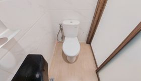 Toilet Kamar 4 Nice and Strategic Studio at Sky House BSD Apartment By Travelio