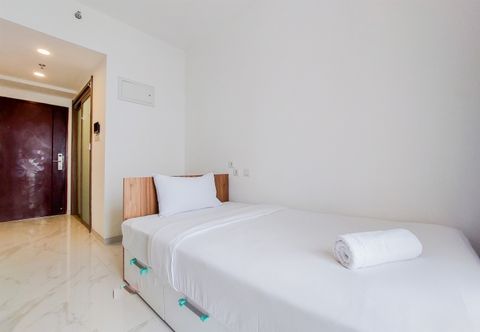 Kamar Tidur Nice and Strategic Studio at Sky House BSD Apartment By Travelio