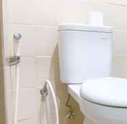 Toilet Kamar 4 Warm and Homey 1BR Belmont Residence Puri Apartment By Travelio