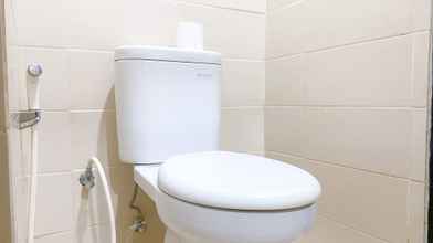 Toilet Kamar 4 Warm and Homey 1BR Belmont Residence Puri Apartment By Travelio