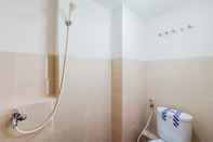 Toilet Kamar Cozy Stay and Homey 1BR Loftvilles City Apartment By Travelio