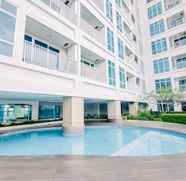 Kolam Renang 5 Big Studio Loft Apartment at The Reiz Suites Medan By Travelio