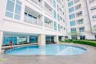 Kolam Renang Big Studio Loft Apartment at The Reiz Suites Medan By Travelio