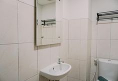 ห้องน้ำภายในห้อง 2 Warm and Homey Studio Amazana Serpong Apartment By Travelio