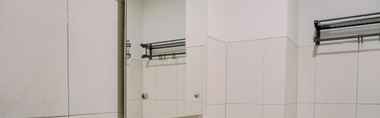 Phòng tắm bên trong 2 Warm and Homey Studio Amazana Serpong Apartment By Travelio