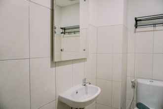 Phòng tắm bên trong 4 Warm and Homey Studio Amazana Serpong Apartment By Travelio