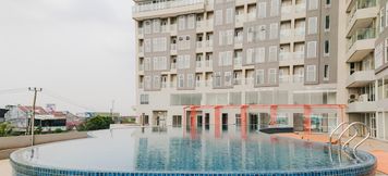 สระว่ายน้ำ 6 Warm and Homey Studio Amazana Serpong Apartment By Travelio