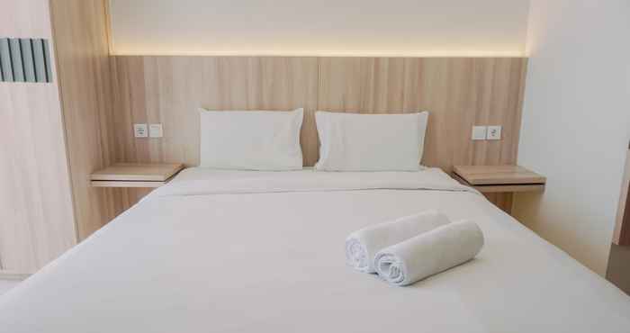 Kamar Tidur Warm and Homey Studio Amazana Serpong Apartment By Travelio