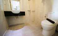 Toilet Kamar 6 Spacious 2BR Room Apartment at Trillium Residence By Travelio