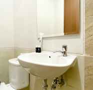 Toilet Kamar 2 Cozy Stay Studio Room Transpark Juanda Bekasi Timur Apartment By Travelio