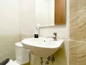 In-room Bathroom 4 Cozy Stay Studio Room Transpark Juanda Bekasi Timur Apartment By Travelio