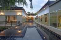 Kolam Renang Colorful Pool Villa