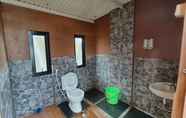 In-room Bathroom 7 D'bunder View