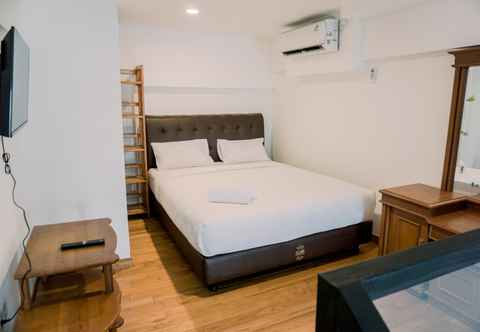 Bedroom Comfy and Cozy Stay Studio Loft Kingland Avenue Apartment By Travelio