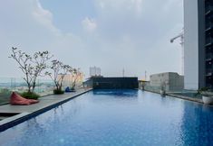 Swimming Pool 6 Minimalist 1BR with Extra Room Apartment at Evenciio Margonda By Travelio
