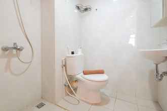 In-room Bathroom 4 Minimalist 1BR with Extra Room Apartment at Evenciio Margonda By Travelio