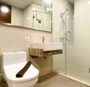 Toilet Kamar 5 Comfortable and Fancy 2BR Apartment Casa Grande Residence By Travelio