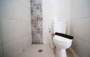 Toilet Kamar 4 Comfy and Best Choice Studio at Orchard Supermall Mansion Apartment By Travelio