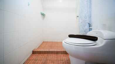 Toilet Kamar 4 Strategic Studio Room Apartment at High Point Serviced By Travelio