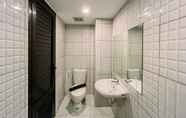 Toilet Kamar 4 Comfort and Cozy Living Studio De Prima Apartment By Travelio