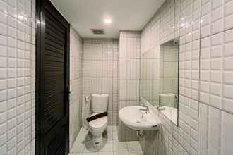 In-room Bathroom 4 Comfort and Cozy Living Studio De Prima Apartment By Travelio