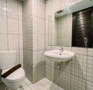 In-room Bathroom 5 Homey and Good Deal Studio De Prima Apartment By Travelio