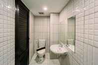 Toilet Kamar Comfort Stay and Homey Studio De Prima Apartment By Travelio