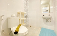 ห้องน้ำภายในห้อง 5 Homey Living 2BR Apartment at Tokyo Riverside PIK 2 By Travelio