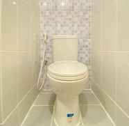 Toilet Kamar 4 Cozy Studio Room Tokyo Rivervide PIK 2 Apartment By Travelio