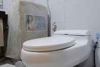 Toilet Kamar Luxury 1BR at Dago Suites Apartment By Travelio