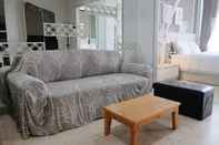 Lobi Luxury 1BR at Dago Suites Apartment By Travelio