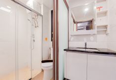 Bilik Mandi dalam Bilik 6 Comfortable and Spacious 2BR at Sky House BSD Apartment By Travelio