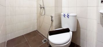 客房内浴室 3 Tidy and Best Deal Studio Apartment Vida View Makassar By Travelio