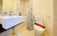 Toilet Kamar 4 Modern and Cozy Look Studio Apartment Capitol Park Residence By Travelio