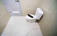 Toilet Kamar 6 Minimalist with Beautiful View 2BR Apartment at Grand Sungkono Lagoon By Travelio