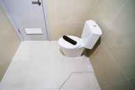 Toilet Kamar Minimalist with Beautiful View 2BR Apartment at Grand Sungkono Lagoon By Travelio