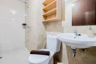 Toilet Kamar 4 Comfort 1BR Apartment at Transpark Bintaro By Travelio
