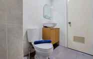 In-room Bathroom 5 Warm and Comfortable 2BR Parkland Avenue Apartment By Travelio
