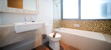 ห้องน้ำภายในห้อง 4 Exclusive 2BR Apartment Connected to Mall at Aryaduta Residence By Travelio