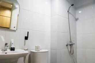 Toilet Kamar 4 Homey and Cozy Living Studio Patraland Urbano Apartment By Travelio