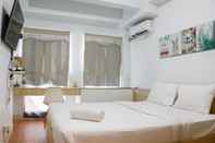 Kamar Tidur Homey and Cozy Living Studio Patraland Urbano Apartment By Travelio