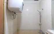 Toilet Kamar 5 Modern and Cozy 2BR at Majesty Apartment By Travelio