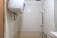 Toilet Kamar Modern and Cozy 2BR at Majesty Apartment By Travelio