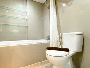 In-room Bathroom 4 Nice and Cozy Studio at Azalea Suites Apartment By Travelio