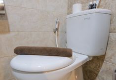 객실 내 욕실 7 Homey 2BR Apartment at Galeri Ciumbuleuit 1 By Travelio