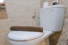 객실 내 욕실 Homey 2BR Apartment at Galeri Ciumbuleuit 1 By Travelio