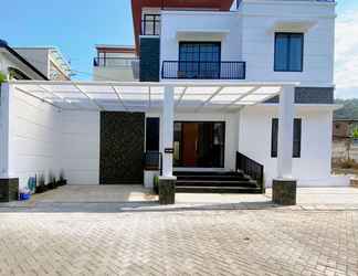 Exterior 2 Villa Amithy Batu Malang