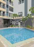 SWIMMING_POOL RedLiving Apartemen Jakarta Living Star - BoboRooms